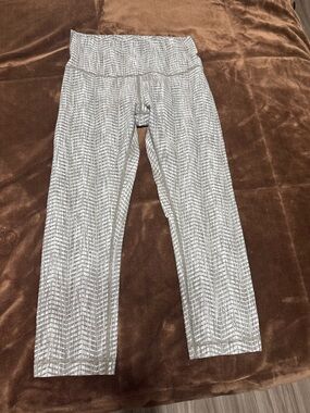 Woman’s size 8 Lululemon Gray and White Patterned Cropped Leggings